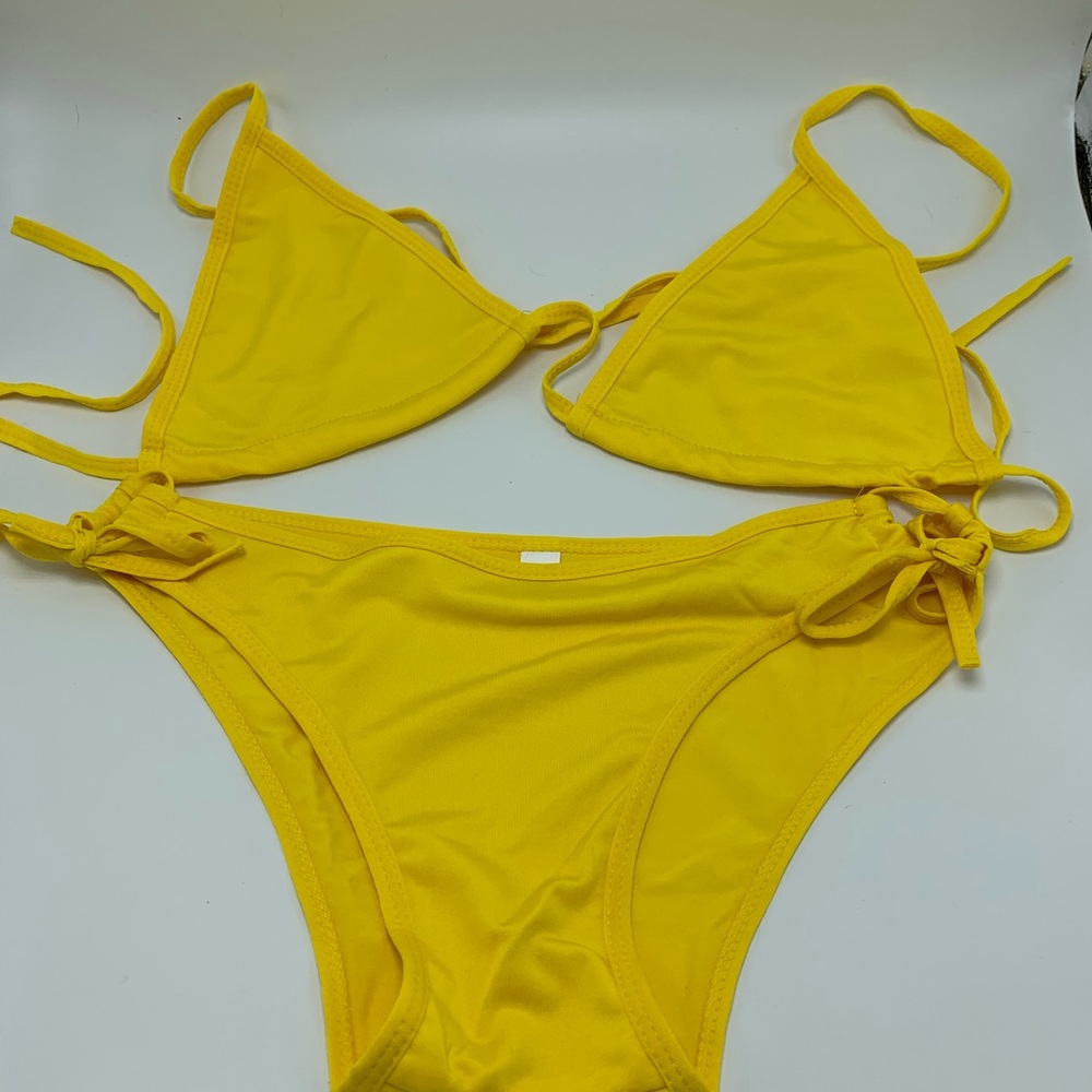 Yellow bikini - Picture 5 of 5